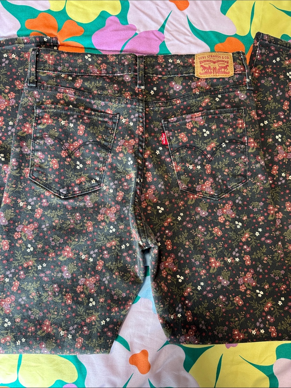 Levi's Women's Black Floral 314 Shaping Straight Jeans - Picture 4 of 6